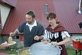 05 Der Hofbestitzer Daniele und seine Frau beim Schöpfen von einer Elsaesser Spezialitaet